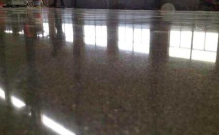 固化劑地坪和水磨石的性能特點各是什么？